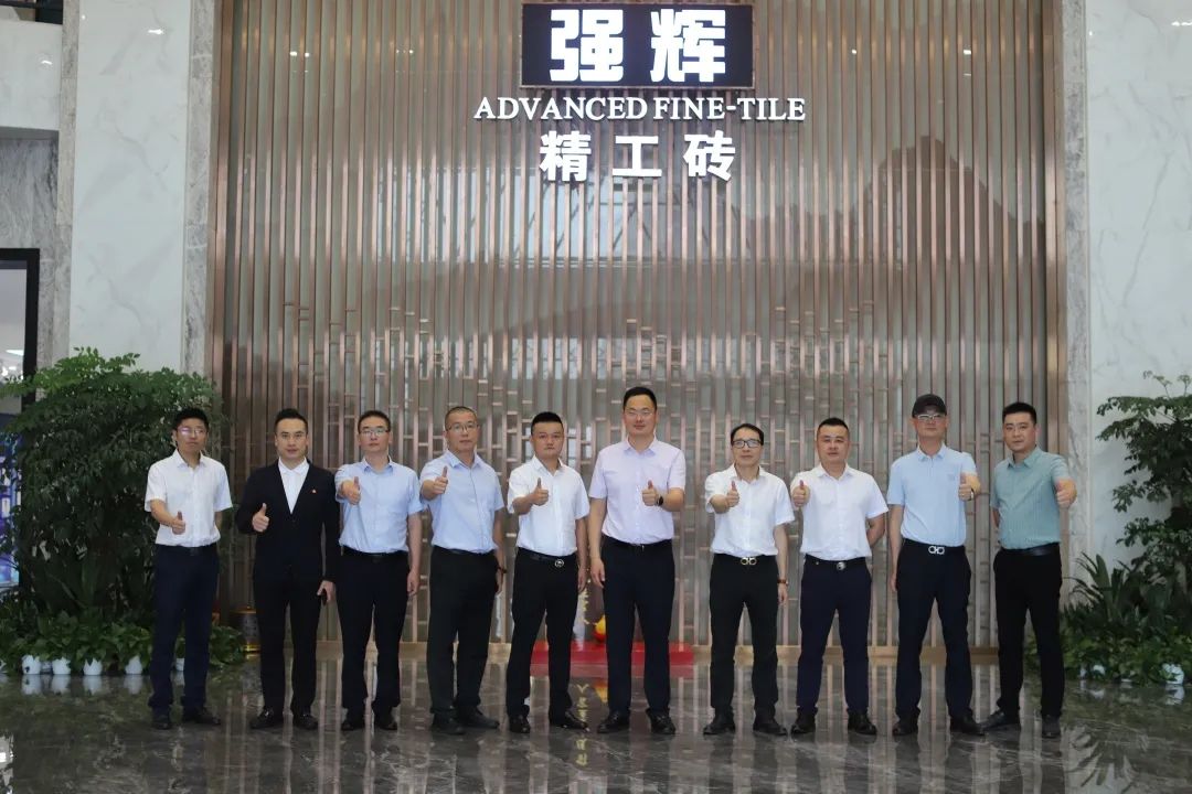強(qiáng)輝新品質(zhì)感大師又出圈？華美立家團(tuán)隊(duì)參觀強(qiáng)輝總部展廳！