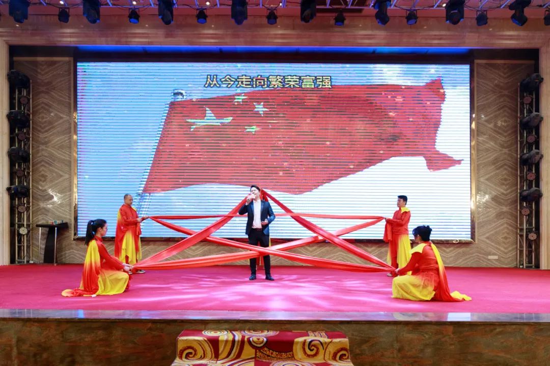 聚勢·創(chuàng)變·敢為 | 強(qiáng)輝集團(tuán)2025年迎新晚會(huì)圓滿結(jié)束，共繪未來新藍(lán)圖(圖25)